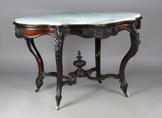 Lote 449: ANTIGUA MESA OVAL DE ESTILO COLONIAL PARA CENTRO. ANTIGUA MESA OVAL DE ESTILO COLONIAL PARA CENTRO.