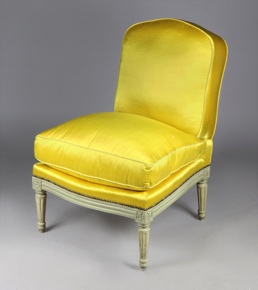 Lote 387: SILLA BAJA DE ESTILO FRANCES LUIS XV. SILLA BAJA DE ESTILO FRANCES LUIS XV.