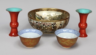 Lotes 944, 945 y 946: 
																		PAR DE ANTIGUOS VASOS CORNET DE PORCELANA CHINA ESMALTADA. 
																		CENTRO DE ANTIGUA PORCELANA JAPONESA DE SATZUMA.
																		PAR DE ANTIGUAS ESCUDILLAS DE PORCELANA JAPONESA. 