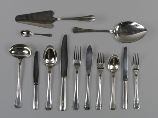 Lote 738: CONJUNTO DE CUBIERTOS DE METAL FRANCES CHRISTOFLE.  CONJUNTO DE CUBIERTOS DE METAL FRANCES CHRISTOFLE. 