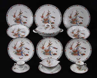 Lote 903: JUEGO DE PORCELANA FRANCESA LIMOGES PARA MESA. JUEGO DE PORCELANA FRANCESA LIMOGES PARA MESA.