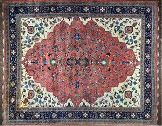 Lote 487: GRAN ALFOMBRA PERSA DE LANA TEJIDA A MANO. GRAN ALFOMBRA PERSA DE LANA TEJIDA A MANO.