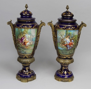 Lote 965: PAR DE ANFORAS DE PORCELANA FRANCESA DE SEVRES.  PAR DE ANFORAS DE PORCELANA FRANCESA DE SEVRES. 