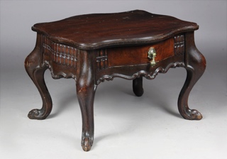 Lote 372: MESA BAJA DE ESTILO COLONIAL SUDAMERICANO. MESA BAJA DE ESTILO COLONIAL SUDAMERICANO.