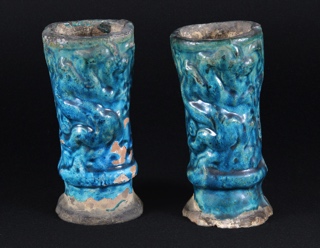 Lote 839: PAR DE ANTIGUOS VASOS DE ALTAR DE TERRACOTA CHINA. PAR DE ANTIGUOS VASOS DE ALTAR DE TERRACOTA CHINA.