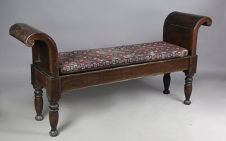 Lote 407: GRAN BANQUETA ITALIANA DE MADERA DE NOGAL MACIZO. GRAN BANQUETA ITALIANA DE MADERA DE NOGAL MACIZO.