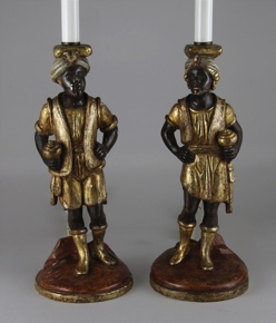 Lote 947: PAR DE LAMPARAS CON FIGURAS DE NEGROS VENECIANOS. PAR DE LAMPARAS CON FIGURAS DE NEGROS VENECIANOS.