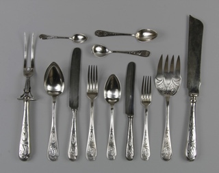 Lote 741: JUEGO DE CUBIERTOS ART NOUVEAU DE METAL PLATEADO. JUEGO DE CUBIERTOS ART NOUVEAU DE METAL PLATEADO.