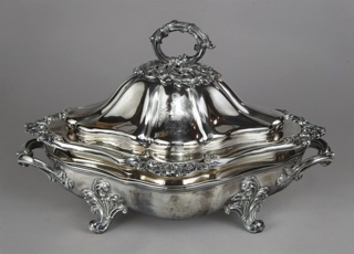 Lote 590: GUISERA DE PLATA INGLESA SELLADA CON RECHAUD OLD SHEFFIELD. GUISERA DE PLATA INGLESA SELLADA CON RECHAUD OLD SHEFFIELD.