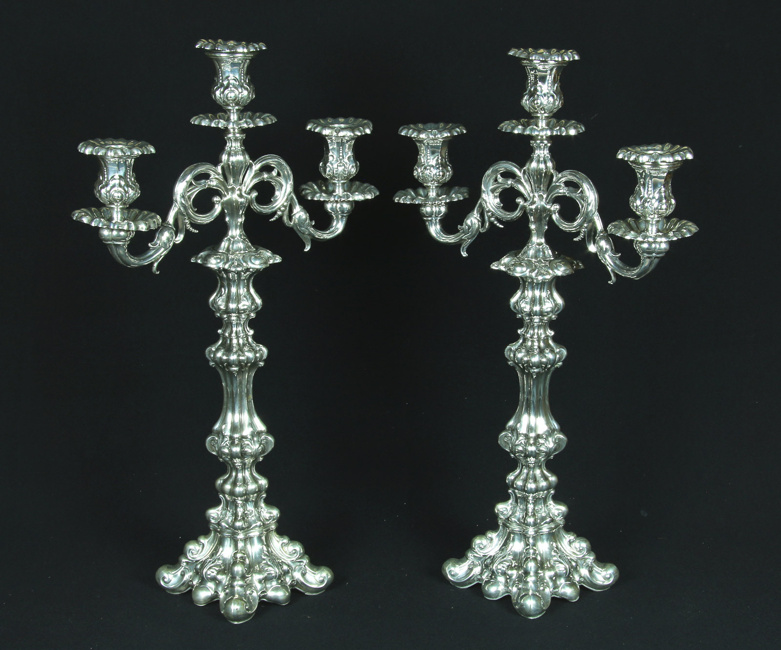  PAR DE CANDELABROS DE METAL REPUJADO.