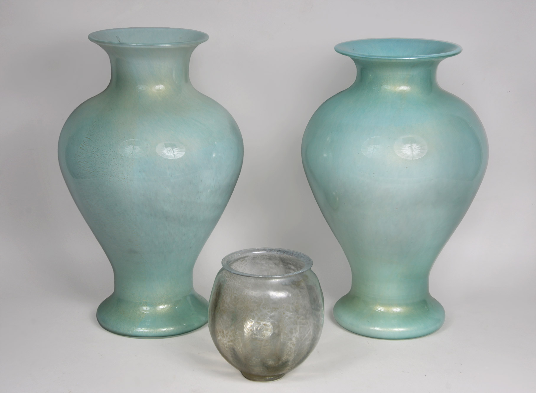 Lotes 747 y 748: 
																		PAR DE GRANDES VASOS ITALIANOS DE VIDRIO DE MURANO.
																		VASO HOLANDES DE VIDRIO ARTISTICO LEERDAM UNICA.
