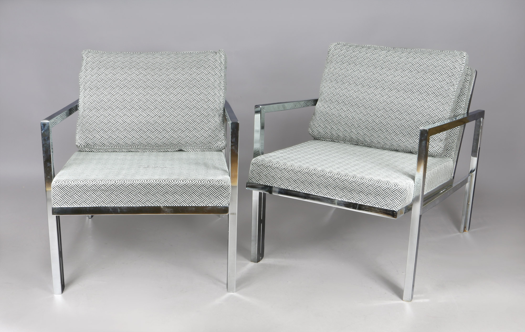  PAR DE SILLONES DE DISEÑO AL ESTILO DE MILO BAUGHMAN. 