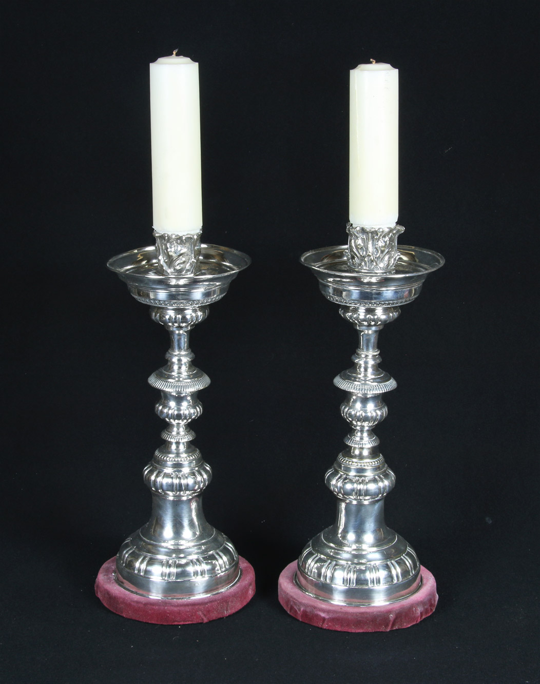  PAR DE GRANDES CANDELEROS DE METAL PLATEADO. 