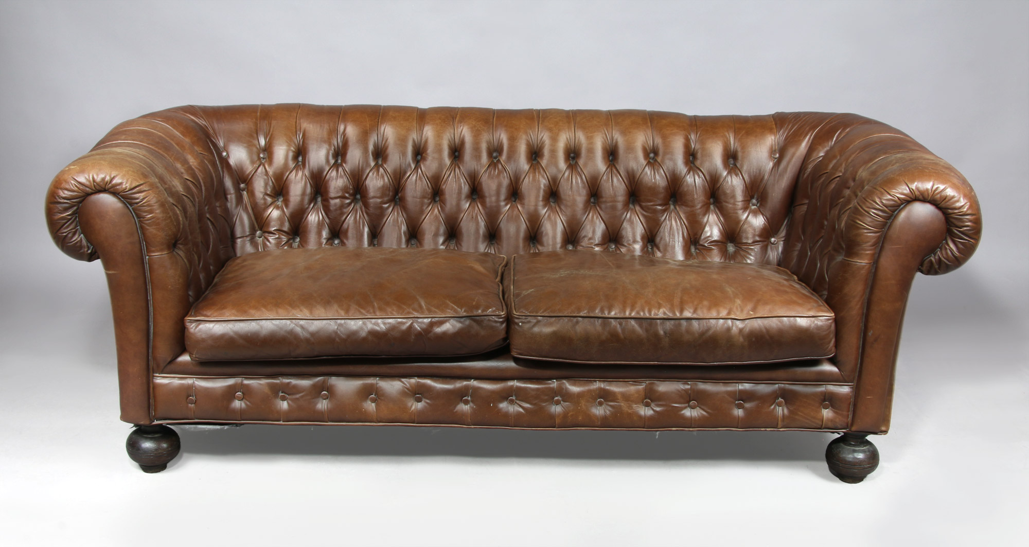  SOFA CHESTERFIELD TOTALMENTE TAPIZADO EN CUERO MARRON. 