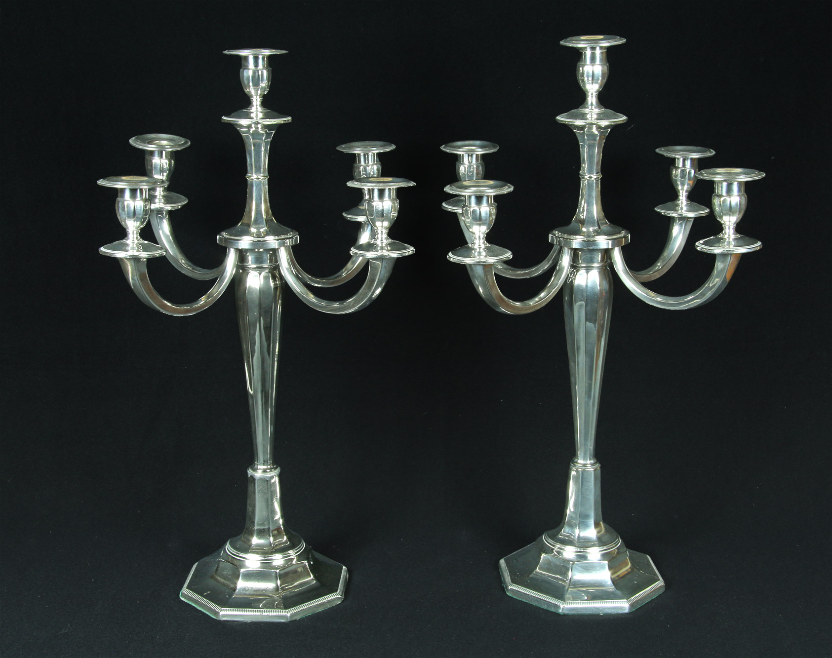  PAR DE GRANDES CANDELABROS DE METAL PLATEADO.
