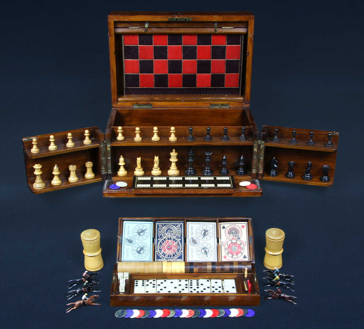  CAJA INGLESA DE MADERA ENCHAPADA EN CAOBA PARA JUEGOS.