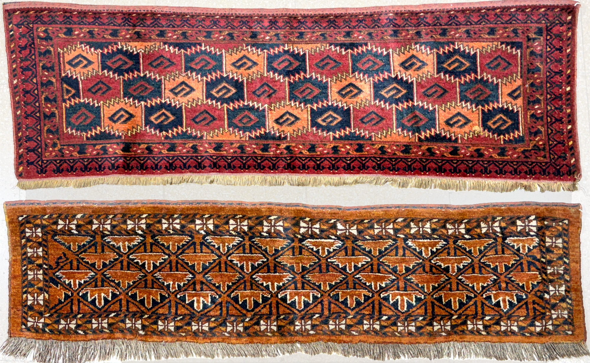  DOS FRAGMENTOS DE ANTIGUAS ALFOMBRAS PERSAS DIFERENTES. 