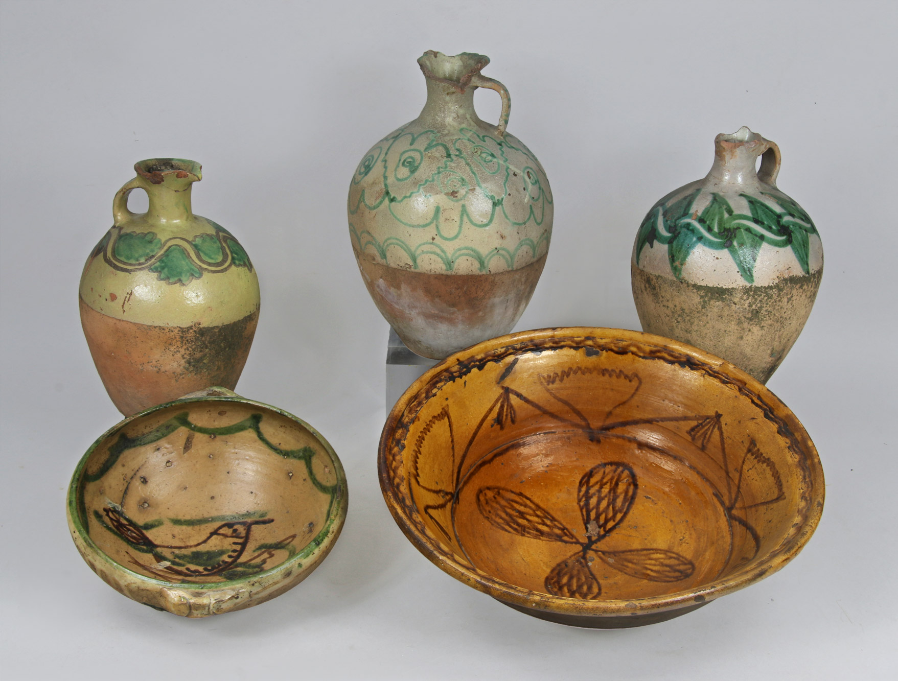 Lotes 650 y 651: 
																		TRES ANTIGUAS VASIJAS ESPAÑOLAS DE TERRACOTA MOLDEADA.
																		DOS ANTIGUOS CUENCOS DE CERAMICA ARTESANAL DE BARRO.