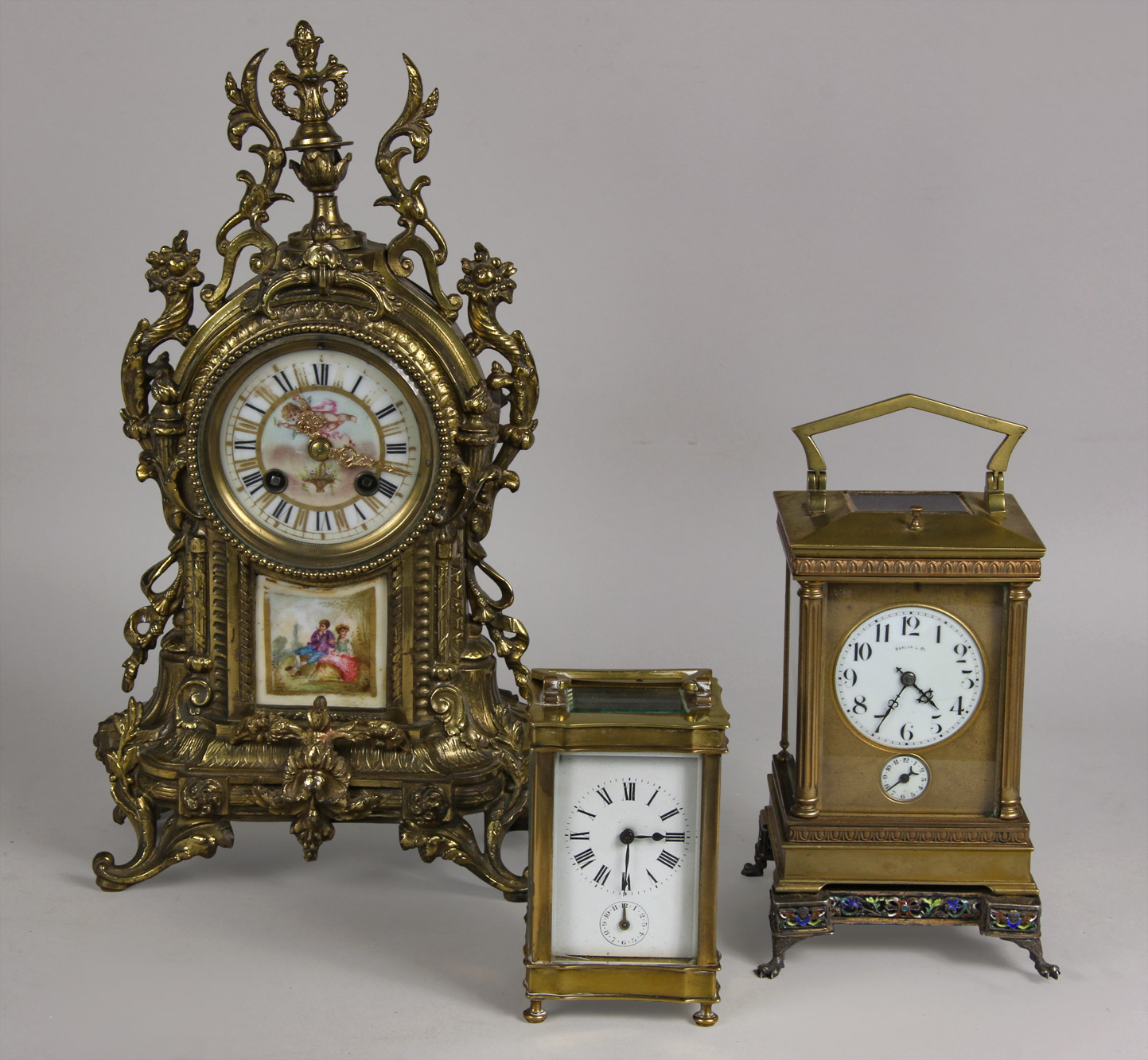 Lotes 833, 834 y 835: 
																		RELOJ DE APOYO DE ESTILO FRANCES IMPERIO EN BRONCE.
																		'CARRIAGE CLOCK' FRANCES CON CAJA DE BRONCE DORADO.
																		CARRIAGE CLOCK INGLES CON CAJA DE BRONCE DORADO.