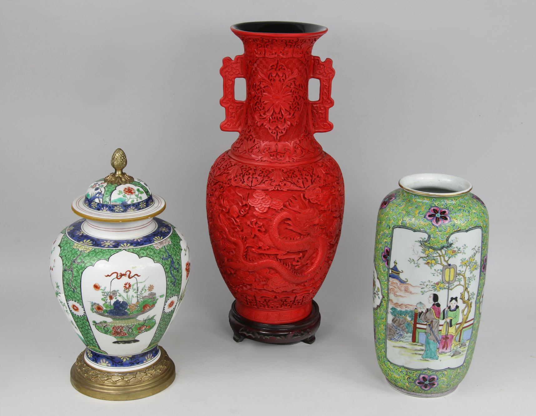Lotes 690, 691 y 692: 
																		POTICHE DE PORCELANA CHINA ESMALTADA CON TAPA.
																		ANFORA DE LACA CHINA ROJA TALLADA.
																		VASO DE PORCELANA CHINA ESMALTADA.