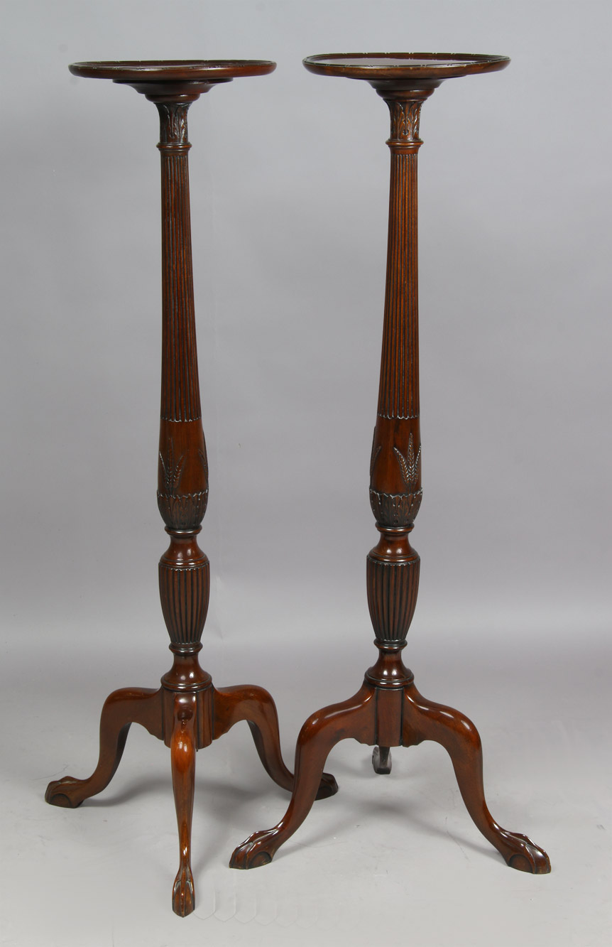 PAR DE 'TRIPOD CANDLE STANDS' INGLESAS VICTORIANAS. 
