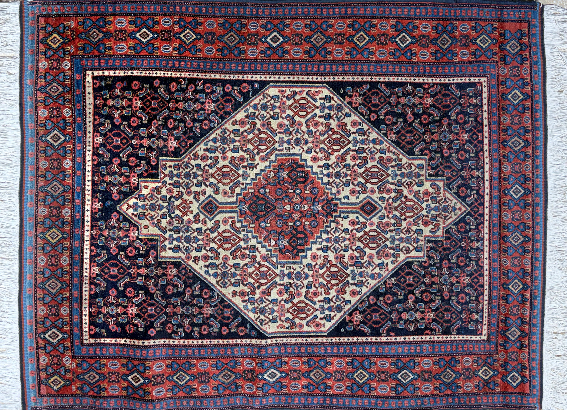  PEQUEÑA ALFOMBRA PERSA DE LANA TEJIDA A MANO. 