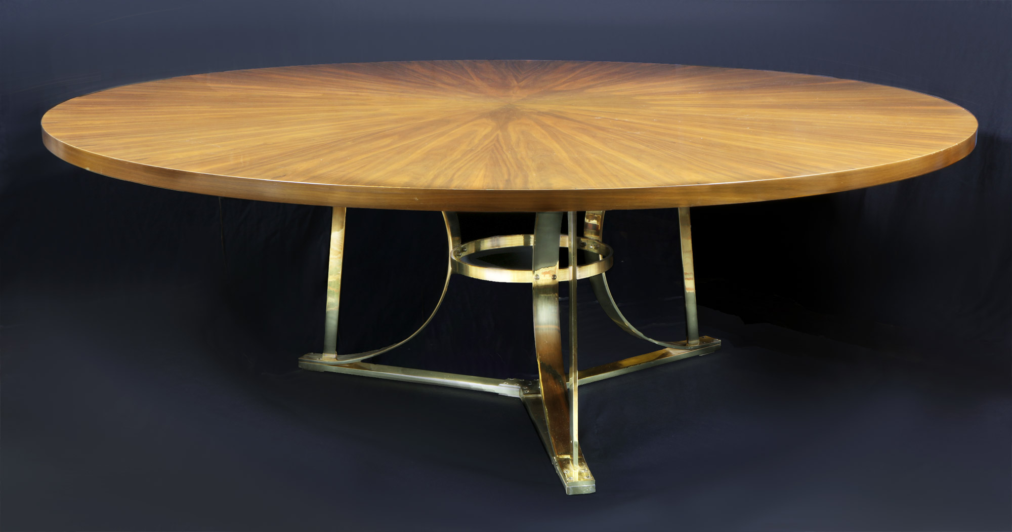  GRAN MESA DE FORMA CIRCULAR PARA COMEDOR. 