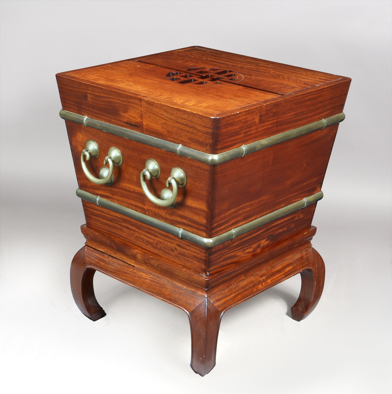  MUEBLE BAJO ESTILO ORIENTAL PARA ENFRIAR BOTELLAS. 