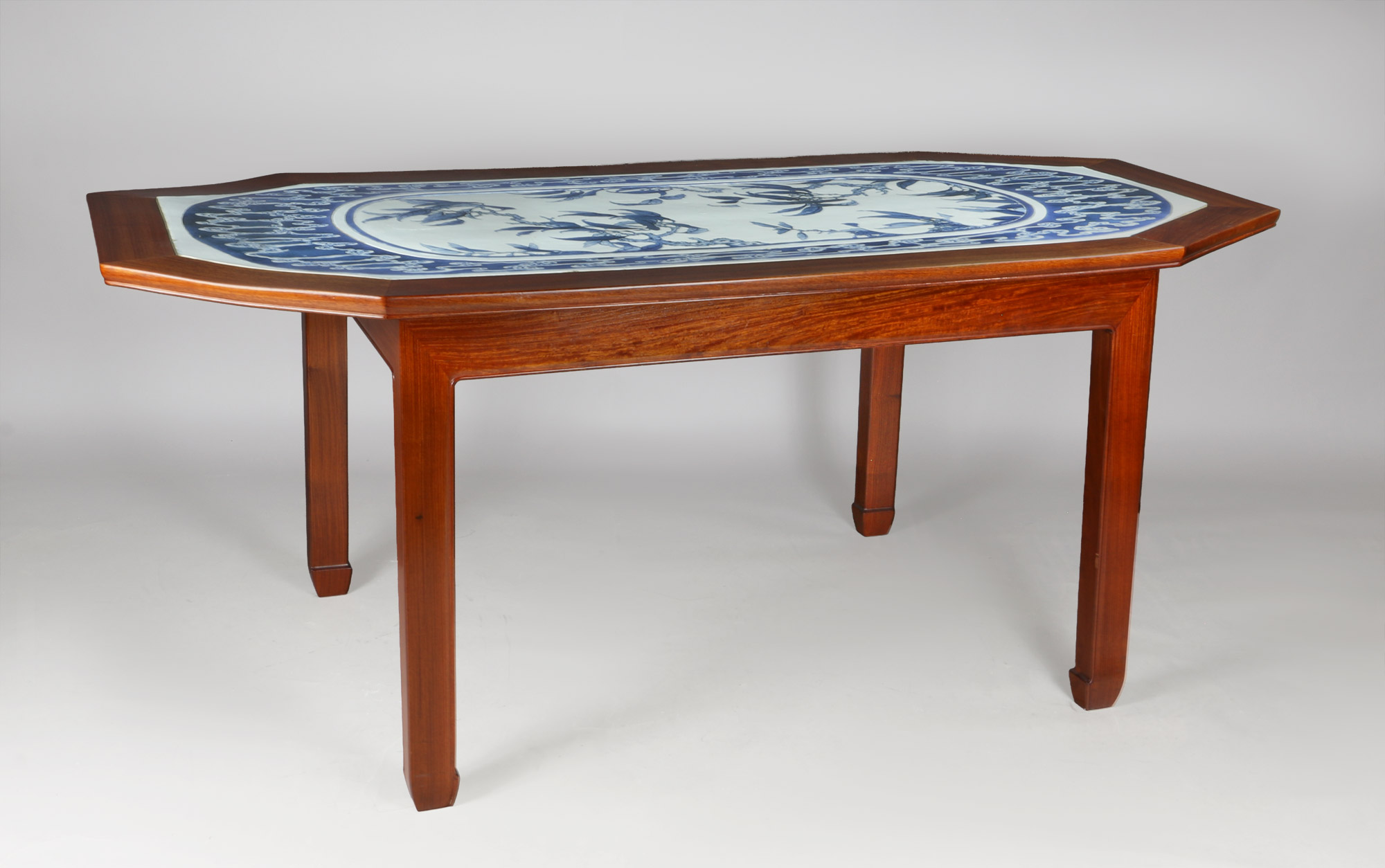  MESA ESTILO ORIENTAL CON TAPA DE CERAMICA PARA COMEDOR. 