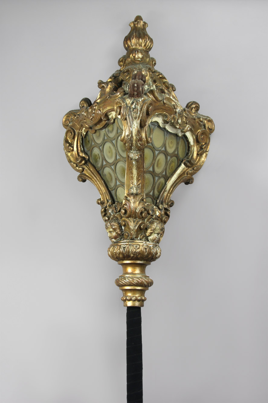  ANTIGUO FAROL VENECIANO DE MADERA TALLADA Y DORADA. 