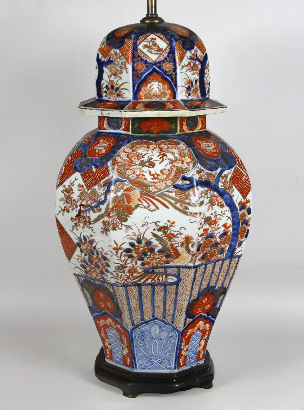  LAMPARA CON GRAN POTICHE DE PORCELANA JAPONESA DE IMARI.