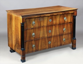 Lote 219: ANTIGUA COMODA AUSTRIACA BIEDERMEIER.  ANTIGUA COMODA AUSTRIACA BIEDERMEIER. 