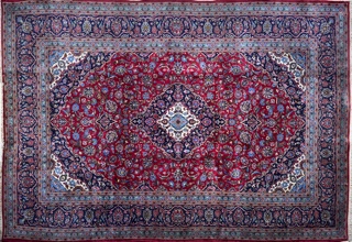 Lote 462: ALFOMBRA PERSA KESHAN DE LANA TEJIDA A MANO.  ALFOMBRA PERSA KESHAN DE LANA TEJIDA A MANO. 