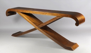 Lote 320: MESA CONSOLA DE LINEA MODERNA EN MADERA ENCHAPADA.  MESA CONSOLA DE LINEA MODERNA EN MADERA ENCHAPADA. 