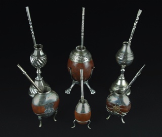Lotes 540, 541, 542, 543: 
																		DOS MATES CRIOLLOS DIFERENTES CON BOMBILLA.
																		ANTIGUO MATE DEL NOROESTE ARGENTINO EN CALABAZA RUBIA. 
																		ANTIGUO MATE NORTEÑO DE CALABAZA GALLETA. 
																		PEQUEÑO MATE OVAL DE CALABAZA RUBIA. 